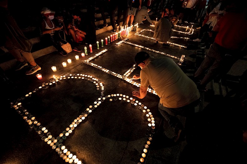 Hasta Los Ángeles llegó el homenaje de velas encendidas en recuerdo de las víctimas de las explosiones en Beirut