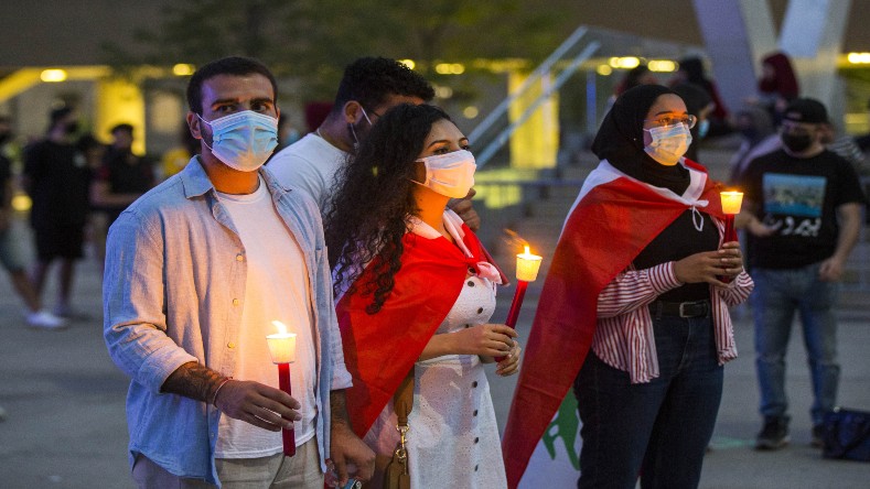 Jóvenes con banderas libanesas llevaron velas a las cercanías de la "zona cero" como homenaje a las víctimas.