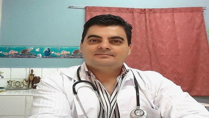 El médico es el director del Centro de Salud de la Colonia El Carrizal, Comayagüela, además fue candidato a diputado por el Partido Libertad y Refundación (Libre).