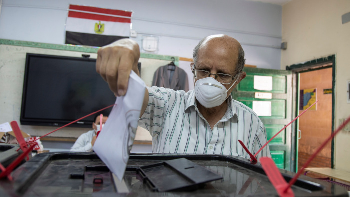 Un egipcio deposita su voto en un colegio electoral durante el primer día de las elecciones al Senado en El Cairo.