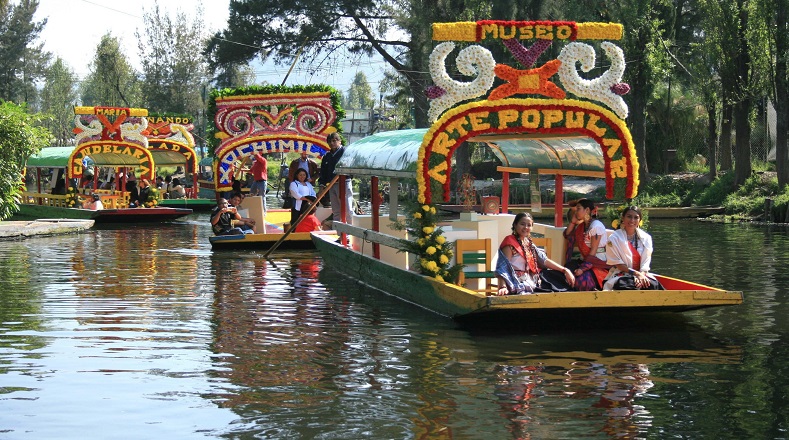 Otra de las peculiaridades del lugar es la utilización de las “trajineras”, una especie de bote para el traslado por el lago y sus canales. Este medio de transporte es utilizado por los pobladores de la localidad y por los turistas.