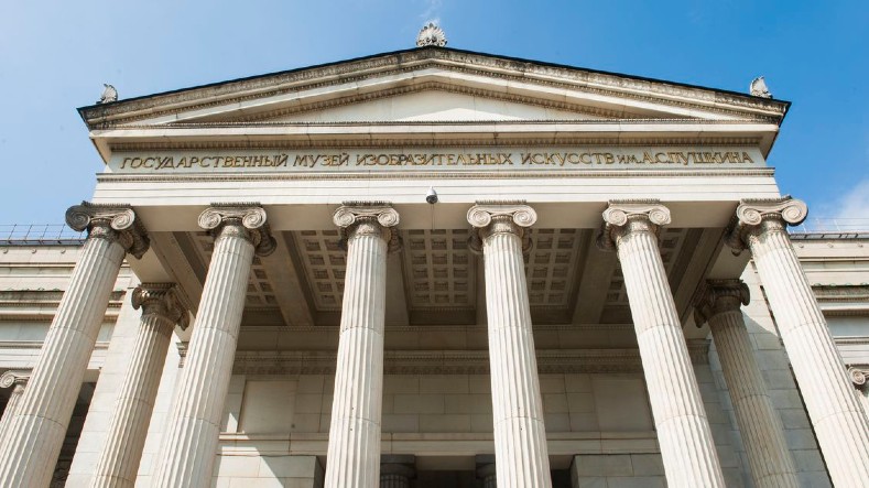 Las columnas bajo la cual se lee Museo Estatal de Artes Plásticas resguardan la entrada al segundo museo más grande de Europa.