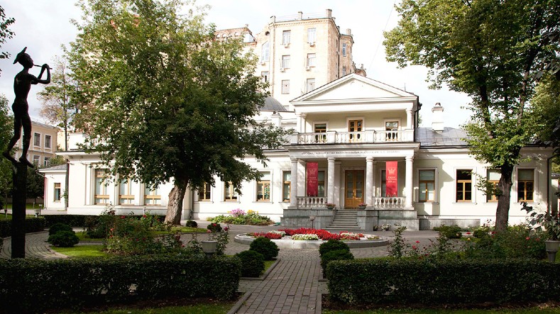 Otro de los edificios anexos al principal del Museo Pushkin es también un centro de orientación educativa.