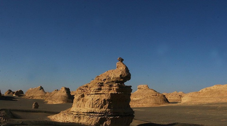El desierto de Gobi se encuentra, en parte, en China y en Mongolia. Es el principal del continente asiático. Es conocido por ser el que más dromedarios alberga, además de sus paisajes.