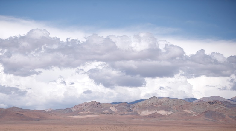 El desierto de Atacama, ubicado en Chile. Posee volcanes, aguas termales y salares. Es conocido como el desierto más árido del planeta.
