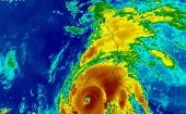 Una foto de satélite coloreada de infrarrojos permite observar la impactante estructura de un huracán de gran intensidad.