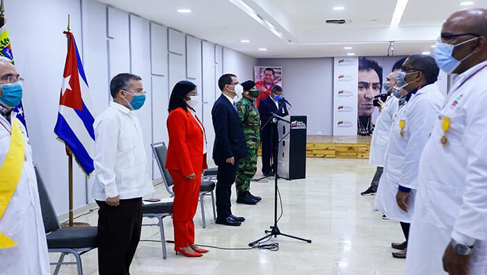 La vicepresidenta venezolana subrayó el trabajo de más de 22 mil galenos cubanos desplegados en el país sudamericano.