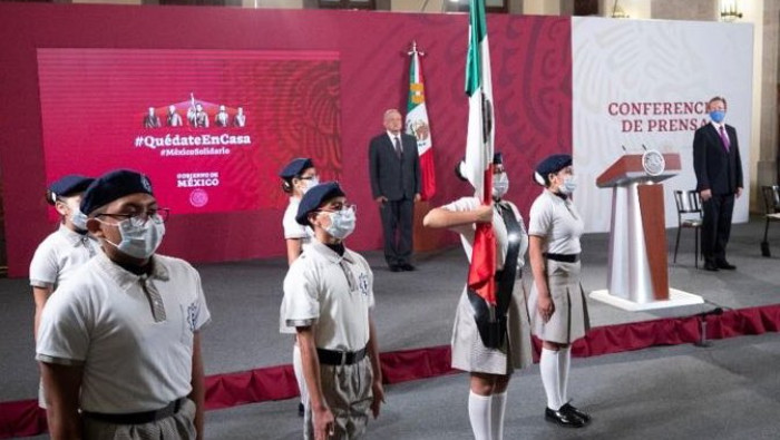 El acto inaugural del año lectivo incluyó el homenaje a la bandera nacional por parte de estudiantes mexicanos.
