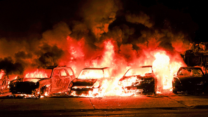Automóviles se queman tras ser incendiados durante una segunda noche de disturbios en Kenosha, Wisconsin.