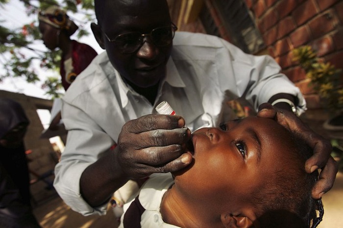 Desde hace varios años, la OMS desarrolla campañas de vacunación para erradicar la poliomelitis en África.