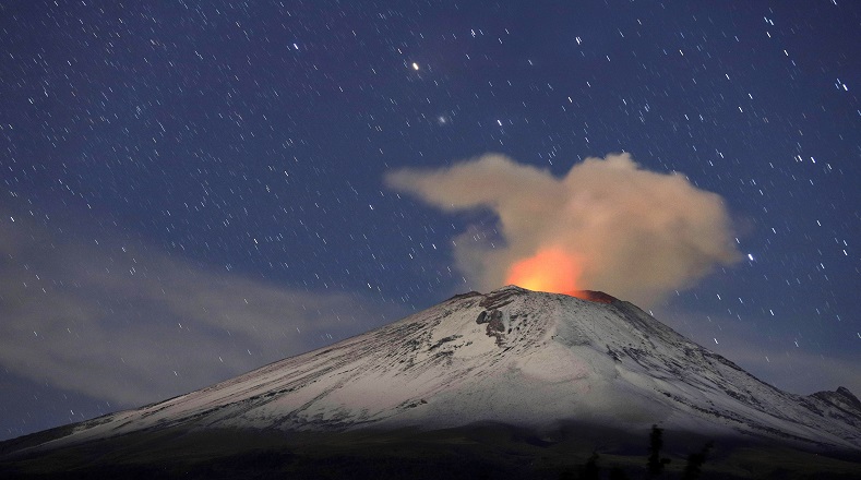El volcán reactivó sus erupciones en el año 1977. Sin embargo, una de sus actividades más violentas, desde esa fecha, fue la ocurrida en el año 2000.