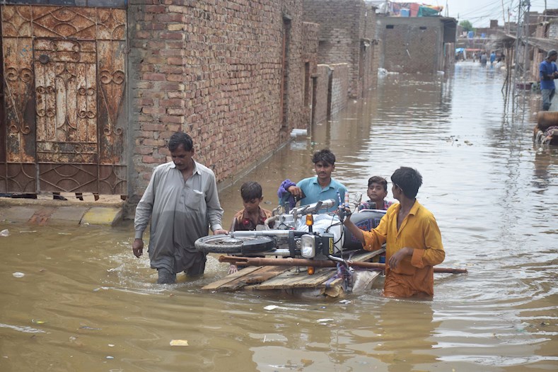 Trasladarse en medio de las calles inundadas constituye todo un reto para las poblaciones locales, luego de los monzones veraniegos.