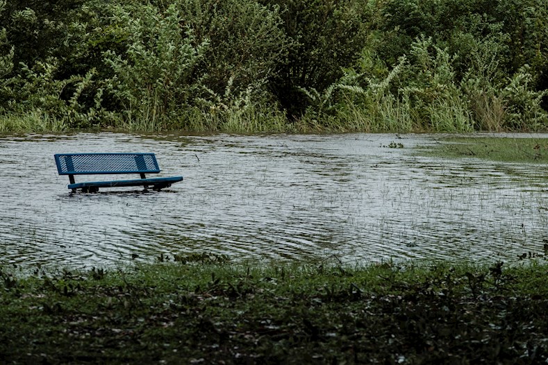 Las inundaciones son el efecto más notable en las regiones de Luisiana, producto de las lluvias torrenciales, los desbordamientos de ríos y las penetraciones del mar.