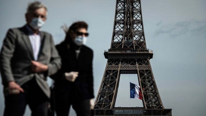 La Policía de París confirmó este jueves la obligación de llevar máscaras protectoras en toda la capital, como medida para frenar contagios.