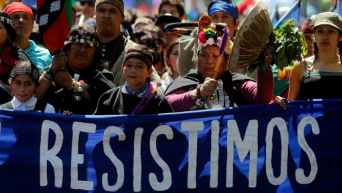 Representantes mapuches a las afueras de la prisión de Lebu denunciaron que en el centro asistencial no existen condiciones para tratar adecuadamente a los huelguistas.