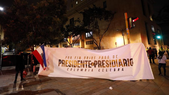 Las relaciones de Álvaro Uribe con el paramilitarismo y el narcotráfico han sido reiteradamente denunciadas por el pueblo colombiano.