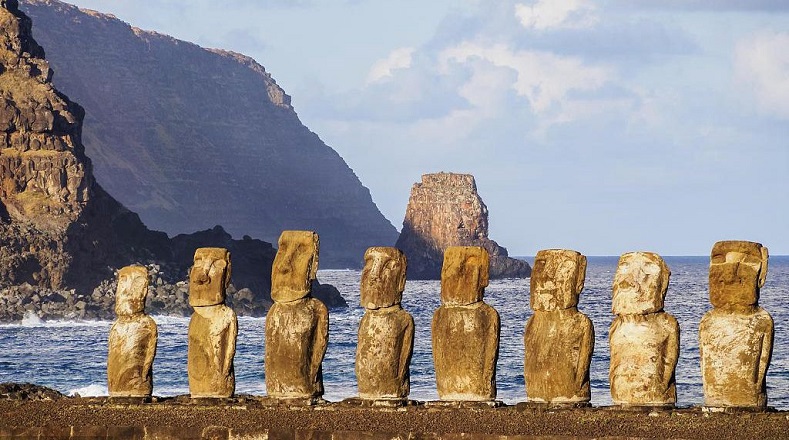 Los moais, cuyo nombre completo es Moai Aringa Ora, que significa “rostro vivo de los ancestros”,  son las esculturas gigantescas que forman parte de la Isla de Pascua, de Chile. Son una representación del arte escultórico de la etnia rapanui.