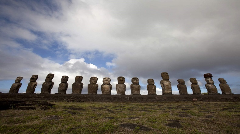 Estas piedras gigantes fueron hechas por los rapanui para representar a sus ancestros, antepasados importantes o gobernantes. Estos, supuestamente, tenían la capacidad de extender su poder espiritual para proteger a los vivos.