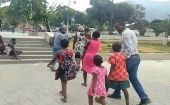Vecinos del distrito de Bel Air, en la capital haitiana, llegan a las inmediaciones del Campo de Marte luego de huir de los enfrentamientos entre grupos armados.