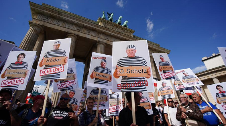 El movimiento ha convocado a tal número de personas, que el propio director general de la OMS, doctor Tedros Adhanom Ghebreyesus, se dirigió a ellos este lunes para recalcarles que "el virus es real, y mata". En la imagen, protestas en la Puerta de Brandeburgo, Berlín, Alemania.