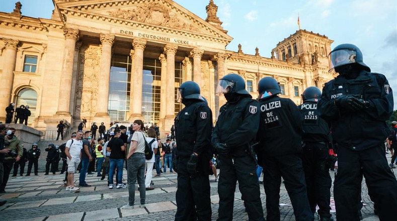 Incluso, negacionistas de extrema derecha realizaron un amago de asalto al Reichtag (edificio del Gobierno en Berlín), lo cual preocupó a las autoridades alemanas. En la imagen, policías alemanes movilizados en el lugar tras el suceso.