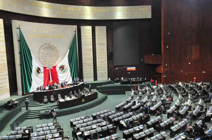 La iniciativa reforma los artículos 108 y 111 de la Constitución Política de México.