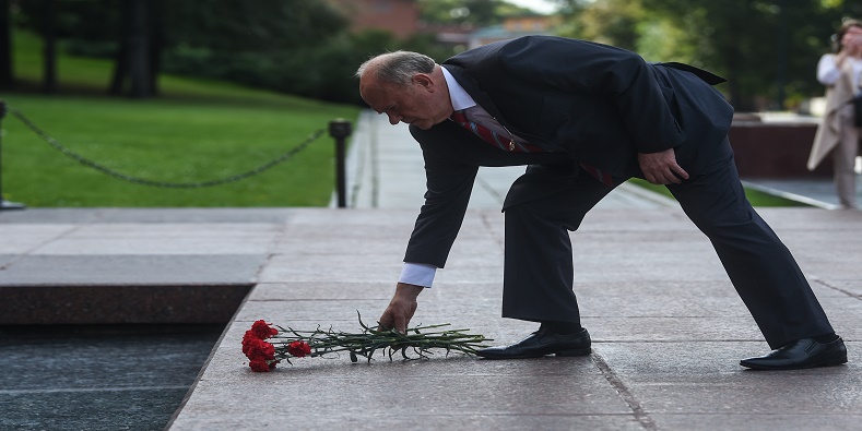 La conmemoración de la parte rusa se realizó en la Tumba de los Mártires Desconocidos, donde Ziuganov depositó una ofrenda floral en homenaje a los ciudadanos rusos caídos en la contienda. 