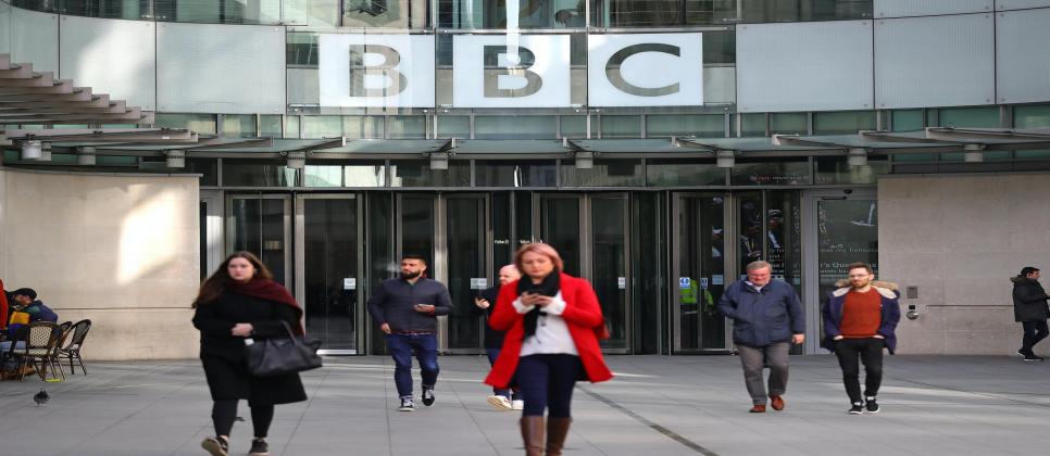 El director de la BBC, Tim Davie, limitó la actividad en redes sociales a sus periodistas. ¿Considera sus declaraciones como la instauración de la censura o una expresión de imparcialidad?