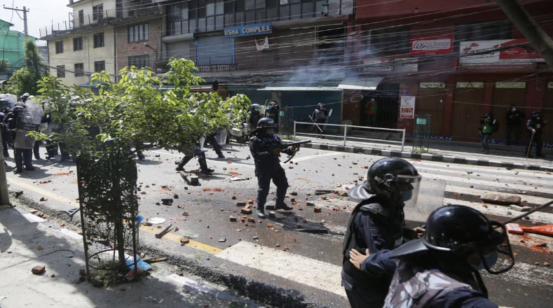 La fuerzas policiales respondieron al lanzamiento de piedras y bloques, con gases lacrimógenos y cañones de agua, entre otras acciones.  .