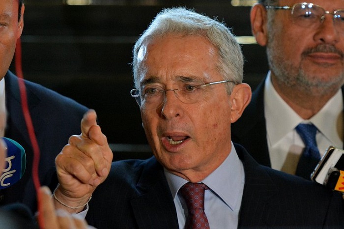 Uribe está en detención domiciliaria por decisión de la Corte Suprema, la cual consideró que el exmandatario podría obstruir la justicia. 
