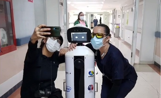 El robot es un ejemplo de la capacidad de respuesta del personal de salud ante el reto de contener el sufrimiento emocional de los pacientes.