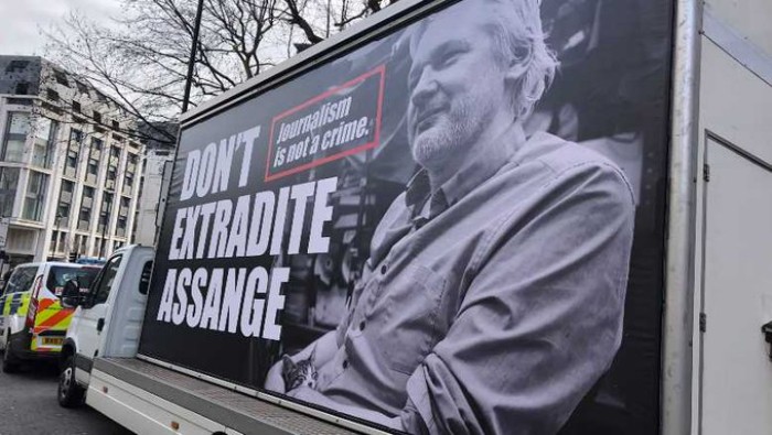 Agrupaciones de Derechos Humanos y activistas sociales muestran su solidaridad con Assange, defendiendo que ejercer el periodismo no es un crimen.