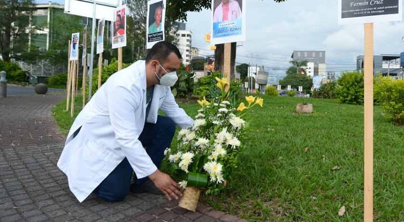 El Dr. Edgardo Dueñas puso flores a su mejor amigo.