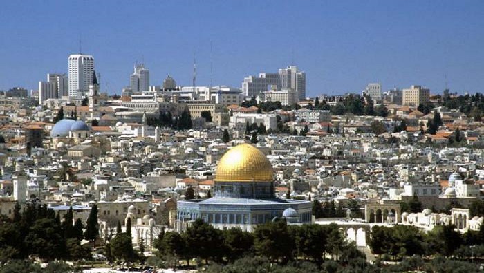 Jerusalén resulta sagrada para cristianos, musulmanes y judíos y cualquier medida que cambie el estado de la urbe es inválida y por tanto ilegal.