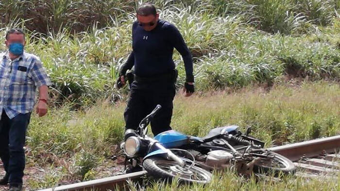 El cuerpo de Valdivia fue encontrado junto a su moto sobre una vía férrea en una zona montañosa del estado de Veracruz.
