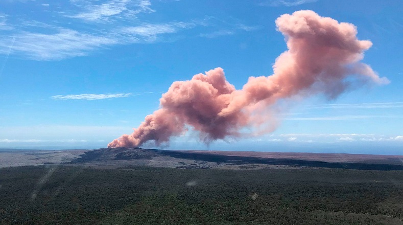 El volcán Kilauea está situado en la costa sur de la isla de Hawai, territorio perteneciente a Estados Unidos. Es considerado como el más activo y peligroso del archipiélago, pero también se encuentra entre los más activos del planeta.