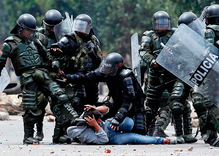 En las redes sociales son numerosas las denuncias contra las agresiones policiales hacia la población en Colombia.