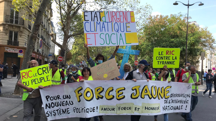 Los chalecos amarillos salen a las calles de París y otras regiones para exigir mayor justicia social y un referéndum de iniciativa ciudadana.