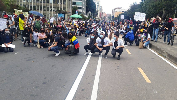 Las lucha pacífica, las arengas y las pancartas se tomaron las calles para defender la vida y el futuro de Colombia.