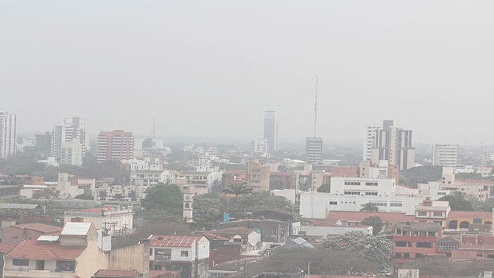 Una espesa nube de humo cubrió este martes la ciudad de Santa Cruz, Bolivia.
