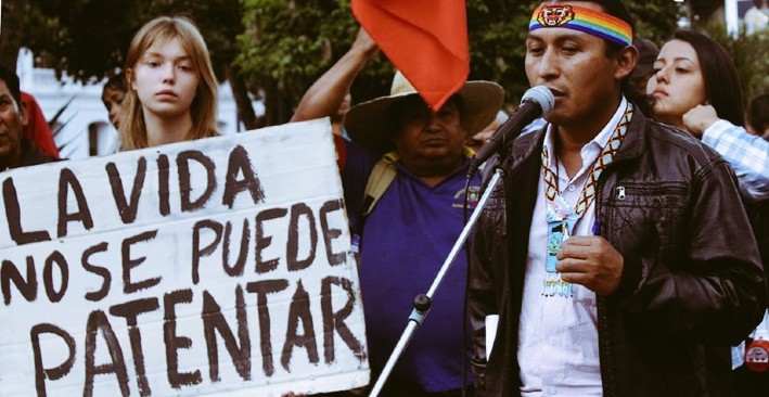 Leónidas Iza, quien ofreció su respaldo a los sindicatos y maestros ecuatorianos, está involucrado en otras luchas contra las trasnacionales.
