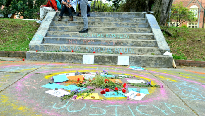 Manifestantes en Colombia rechazan el incremento de asesinatos de líderes sociales y exguerrilleros de las FARC, así como la brutalidad policial.