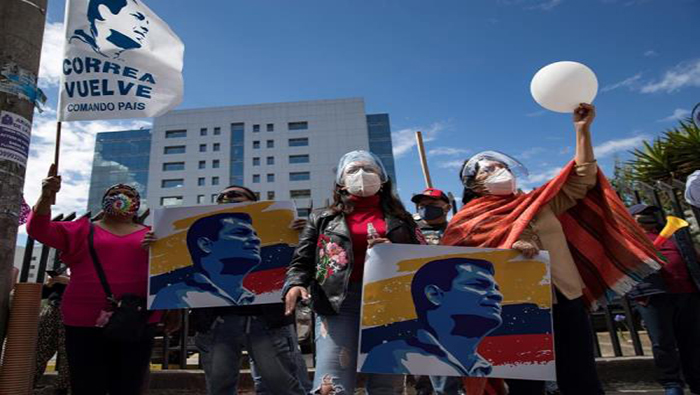 En defensa de la democracia los ecuatorianos salieron a las calles ante las pretensiones de inhabilitar a los candidatos progresistas del ala política del expresidente Rafael Correa.