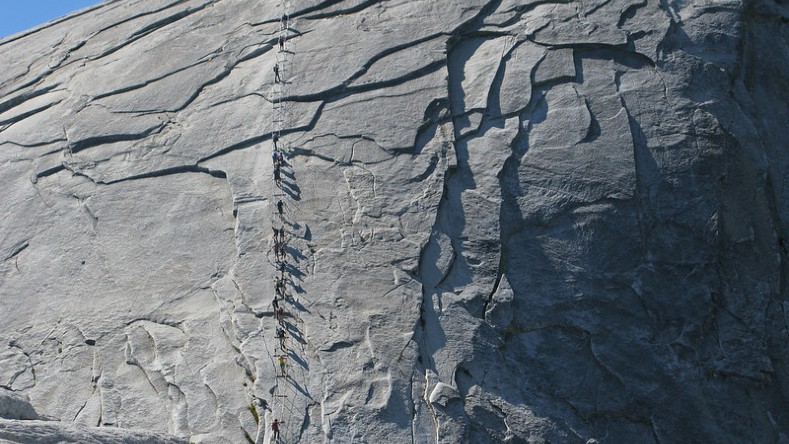 El gitantesco domo, conocido como la “media cúpula” por su forma, se encuentra en el borde oriental del valle de Yosemite