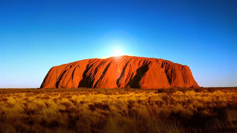 Uluru, o Ayers Rock, es un enorme monolito de arenisca en el corazón del árido “Centro Rojo” del Territorio del Norte de Australia.