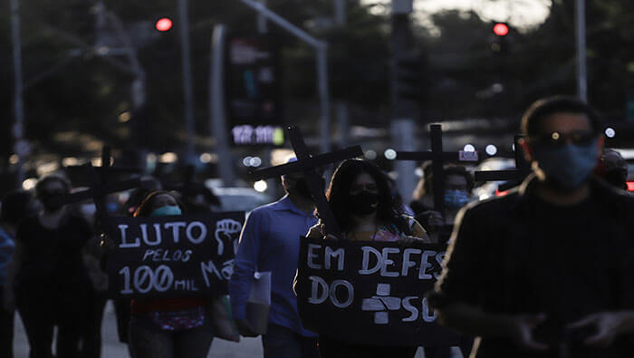 Brasileños protestan contra el manejo de la pandemia por parte del presidente Jair Bolsonaro.
