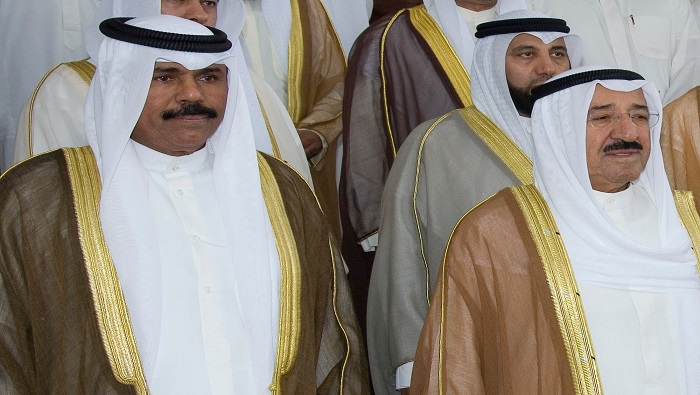 El príncipe heredero Nawaf al-Ahmad (a la izquierda) y el emir Al-Sabah durante un acto protocolar en Kuwait.