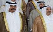 El príncipe heredero Nawaf al-Ahmad (a la izquierda) y el emir Al-Sabah durante un acto protocolar en Kuwait.