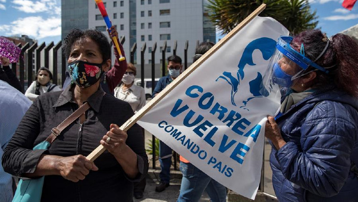 Pese a las acciones de lawfer en su contra, el expresidente Correa sigue teniendo amplio apoyo popular en su país.