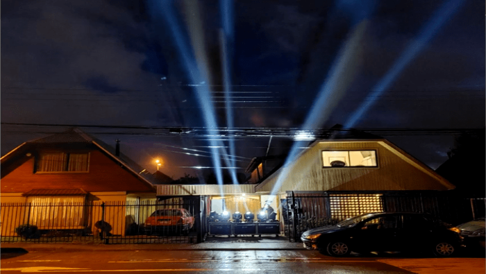 La intervención lumínica se efectuó en la Región Metropolitana, Tarapacá, Valparaíso, Araucanía, y otros lugares del país, bajo el llamado a “iluminar Chile”.